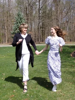 Embroidered Floral Cropped Cotton Blouse|Misook Clearance