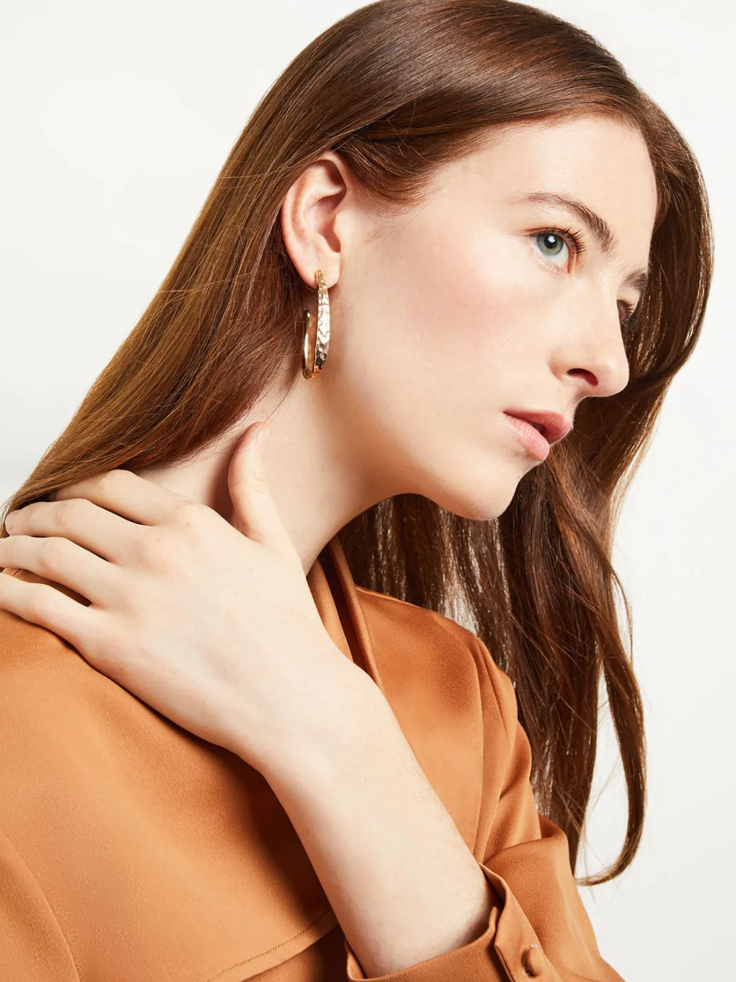 Hammered J-Hoop Earrings|Misook Hot